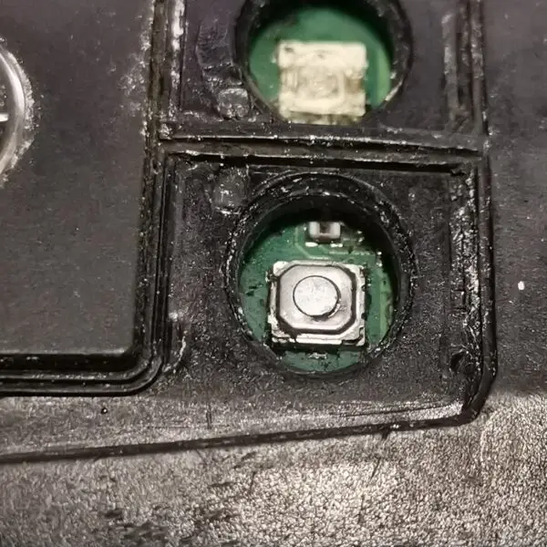 Drugi obrazProfesjonalna Wymiana Mikrostyku (Tact Switch SMD) w Pilocie Mercedes-Benz Actros MP4 / Arocs / Setra – Usługa Naprawy